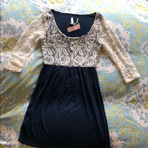 ⭐️NWT Pink Blush Navy Maternity Top w/ Ivory Lacy